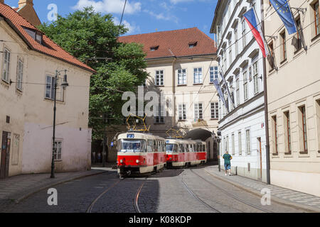 Alte Straßenbahn am Letenska Straße und alten Gebäuden in der Mala Strana (Kleinseite) Viertel in Prag, Tschechische Republik. Stockfoto