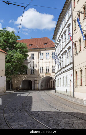 Straßenbahngleise in Leer Letenska Straße und alten Gebäuden in der Mala Strana (Kleinseite) Viertel in Prag, Tschechische Republik. Stockfoto