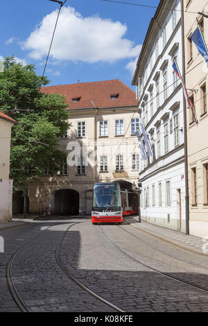 Moderne Straßenbahn an der Letenska Straße und alten Gebäuden in der Mala Strana (Kleinseite) Viertel in Prag, Tschechische Republik. Stockfoto