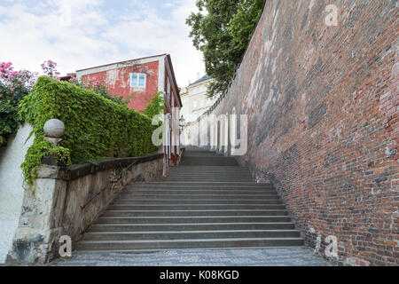 Leere Treppe in der Prager Burg (Hradschin) an der Mala Strana (Kleinseite) Viertel in Prag, Tschechische Republik. Stockfoto