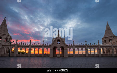 Budapest, Ungarn - das Parlament über Ungarn und Budapest durch die Fischerbastei's Arch windows bei Sonnenaufgang mit schönen Himmel und c Stockfoto