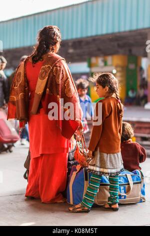 Indien, Delhi, Reisende am Bahnhof Stockfoto