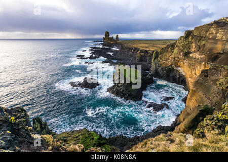 Bird Rock und die umliegenden Basaltfelsen. Snaefellsness Londrangar, National Park, Island, Europa Stockfoto