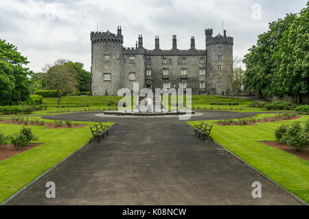 Kilkenny Castle und seine Gärten. Kilkenny, Co Tipperary, Munster, Irland, Europa. Stockfoto