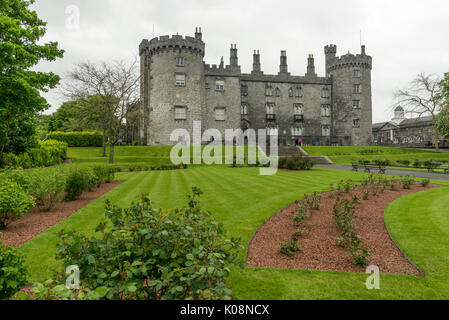 Kilkenny Castle und seine Gärten. Kilkenny, Co Tipperary, Munster, Irland, Europa. Stockfoto