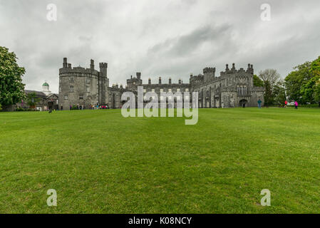 Kilkenny Castle und seine Gärten. Kilkenny, Co Tipperary, Munster, Irland, Europa. Stockfoto