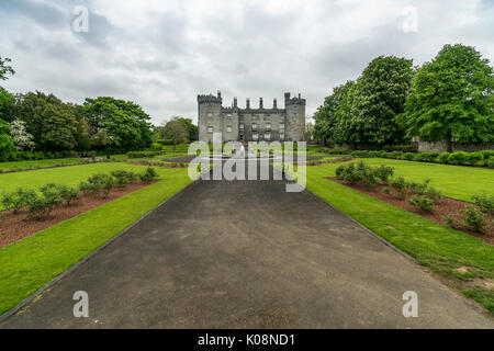 Kilkenny Castle und seine Gärten. Kilkenny, Co Tipperary, Munster, Irland, Europa. Stockfoto