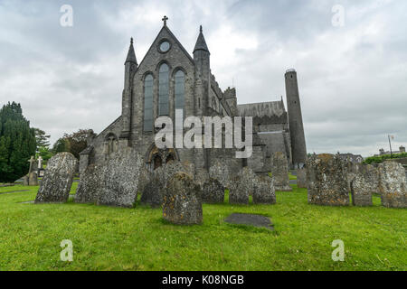 St. Canice's Cathedral und seine Gärten mit alten Friedhöfe. Kilkenny, Co.Typperary, Munster, Irland, Europa Stockfoto