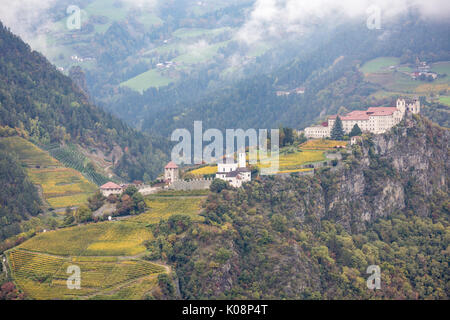 Blick auf das Kloster Säben und seine Weinberge. Klausen, Eisacktal, Bozen, Trentino Alto Adige, Südtirol, Italien, Europa. Stockfoto