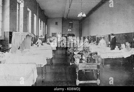 Szene in Albert Ward, St Mary's Hospital, Paddington, London, mit Ärzten, Pflegepersonal und Patienten. Datum: ca. 1905 Stockfoto