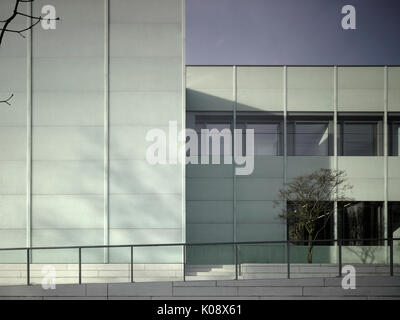 Teilansicht mit Rampe und Haupteingang. Museum Folkwang, Essen, Deutschland. Architekt: David Chipperfield Architects Ltd., 2010. Stockfoto