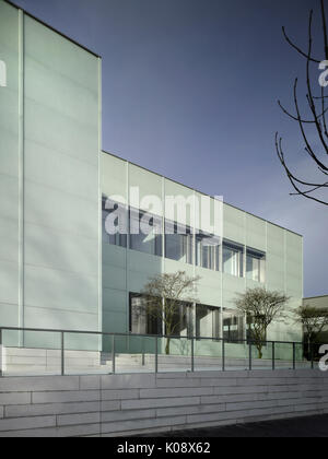 Schrägansicht in Richtung Rampe und Haupteingang. Museum Folkwang, Essen, Deutschland. Architekt: David Chipperfield Architects Ltd., 2010. Stockfoto