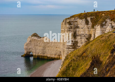 Strand und Klippen bei Alabaster Küste von Etretat, Normandie, Seine-Maritime, Frankreich Stockfoto