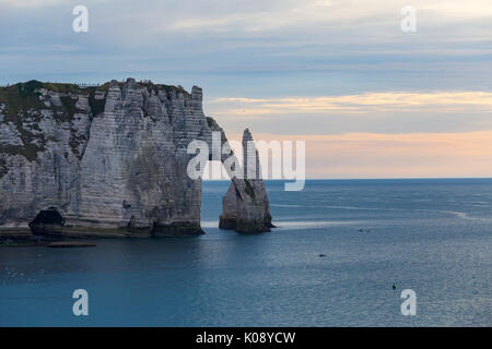 Strand und Klippen bei Alabaster Küste von Etretat, Normandie, Seine-Maritime, Frankreich Stockfoto