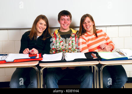 Happy High School Studenten genießen, sich in der Klasse Stockfoto