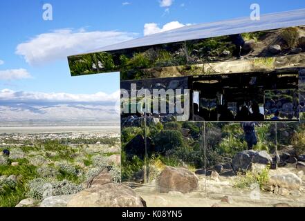 Gespiegelte Gebäude in der Landschaft der Wüste für Wüste X Stockfoto