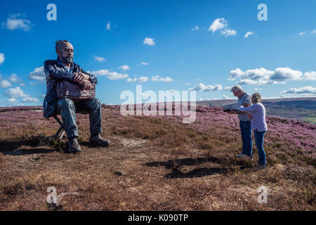 Die sitzende Figur eines Mannes auf Castleton Rigg, in der Nähe der Westerdale in die North York Moors National Park. Artist Sean Henry und diese öffentliche Kunst war Ibn Stockfoto