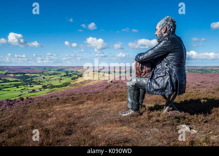 Die sitzende Figur eines Mannes auf Castleton Rigg, in der Nähe der Westerdale in die North York Moors National Park. Artist Sean Henry und diese öffentliche Kunst war Ibn Stockfoto