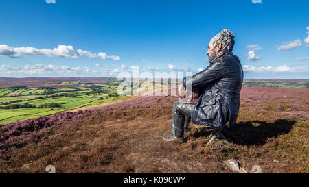 Die sitzende Figur eines Mannes auf Castleton Rigg, in der Nähe der Westerdale in die North York Moors National Park. Artist Sean Henry und diese öffentliche Kunst war Ibn Stockfoto