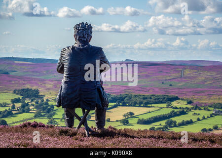 Die sitzende Figur eines Mannes auf Castleton Rigg, in der Nähe der Westerdale in die North York Moors National Park. Artist Sean Henry und diese öffentliche Kunst war Ibn Stockfoto