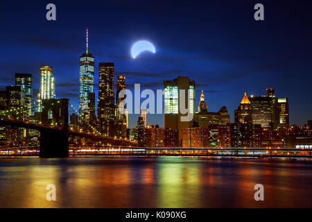 Sonnenfinsternis, New York, NY 21. August 2017 in New York City Brooklyn Bridge und die Skyline von Manhattan bei Nacht beleuchtet Stockfoto