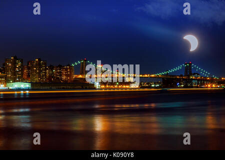 Sonnenfinsternis, New York, NY 21. August 2017 die Williamsburg Bridge in der Dämmerung über den East River zwischen Brooklyn und Manhattan Stockfoto