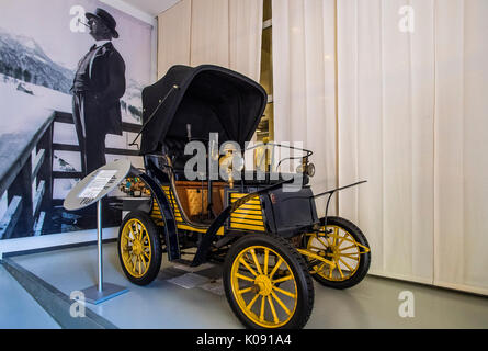 Der Fiat Centro Storico ist ein Museum und Archiv in Turin. Macht Autos, Flugzeuge, Züge, Traktoren, Lkws, Fahrräder, Waschmaschinen, Kühlschränke mit Fiat Marke - Debüt von Fiat Auto 4 Hp - die erste Probe im Jahr 1889 hergestellt wurde Stockfoto