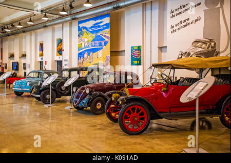 Der Fiat Centro Storico ist ein Museum und Archiv in Turin. Macht Autos, Flugzeuge, Züge, Traktoren, Lkws, Fahrräder, Waschmaschinen, Kühlschränke mit Fiat Marke Stockfoto