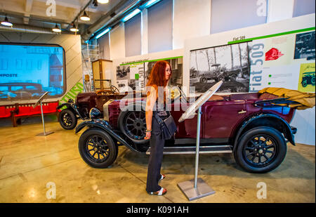 Der Fiat Centro Storico ist ein Museum und Archiv in Turin. Macht Autos, Flugzeuge, Züge, Traktoren, Lkws, Fahrräder, Waschmaschinen, Kühlschränke mit Fiat Marke - Fiat 509 Stockfoto