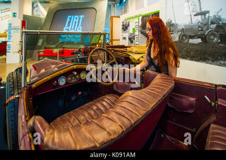 Der Fiat Centro Storico ist ein Museum und Archiv in Turin. Macht Autos, Flugzeuge, Züge, Traktoren, Lkws, Fahrräder, Waschmaschinen, Kühlschränke mit Fiat Marke - Fiat 509 Stockfoto