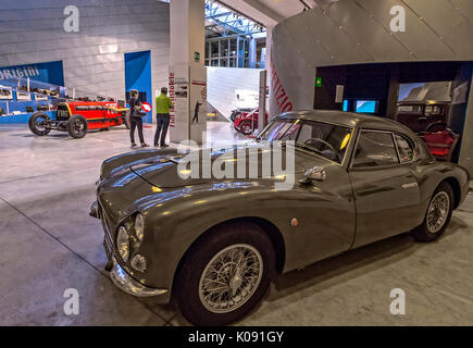 Der Fiat Centro Storico ist ein Museum und Archiv in Turin. Macht Autos, Flugzeuge, Züge, Traktoren, Lkws, Fahrräder, Waschmaschinen, Kühlschränke mit Fiat Marke Stockfoto