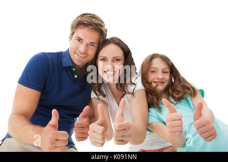 Porträt der glücklichen Familie gestikulieren Daumen hoch zusammen auf weißem Hintergrund Stockfoto