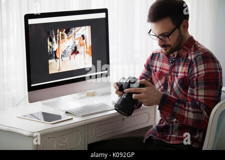 Porträt der jungen attraktiven Mann tun Design Arbeiten am Computer Stockfoto