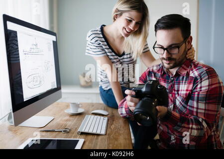 Schöne Frau und attraktiven Mann tun Design arbeiten Stockfoto