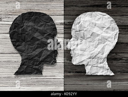 Bipolare psychische Gesundheit und psychische Erkrankung Konzept als einem menschlichen Kopf in Papier in zwei Farben als eine neurologische Stimmung und Emotion Symbol unterteilt. Stockfoto