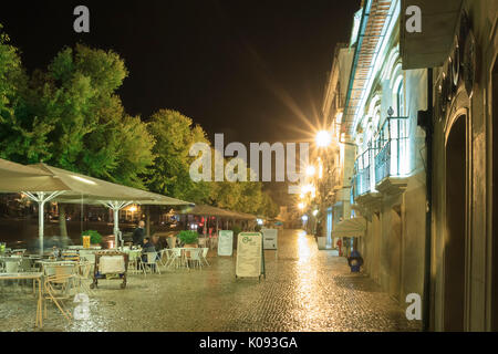 Straßen von Alcobaca Stadt in einer Nacht geregnet Stockfoto