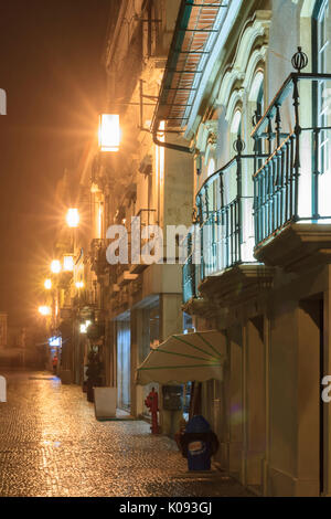 Straßen von Alcobaca Stadt in einer Nacht geregnet Stockfoto