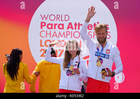 Joanna Mazur Goldmedaillengewinner mit Guide Michal Stawicki bei der Siegerehrung für die T11 1500 m an der Welt Para Leichtathletik WM, London Stockfoto