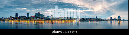 Panorama auf die Skyline von Hamburg in Deutschland bei Sonnenaufgang während der blauen Stunde. Stockfoto