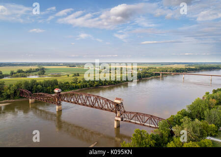 Historische Eisenbahn Katy Brücke über Missouri Boonville mit angehobener Mittelteil und Besucher Aussichtsplattform - Luftbild Stockfoto