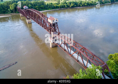 Historische Eisenbahn Katy Brücke über Missouri Boonville mit angehobener Mittelteil und Besucher Aussichtsplattform - Luftbild Stockfoto