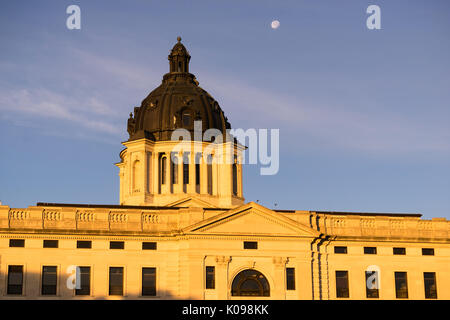 Scheint der Mond hinter dem Capitol Dome in Pierre, SD Stockfoto