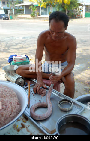 Mann, der Würstchen die traditionelle in den Straßen von Udon Thani, Thailand. Stockfoto