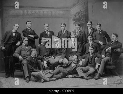 Klasse Foto von der Johns Hopkins Universität Klasse von 1889, die Männer sind alle Anzüge tragen, sind sie posiert vor einem Dekorative Wandmalerei, 1889. Stockfoto