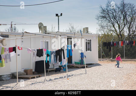 Am Ritsona Flüchtlingslager in Griechenland, syrische Flüchtlinge leben Familien in vorgefertigten Kabinen. Stockfoto