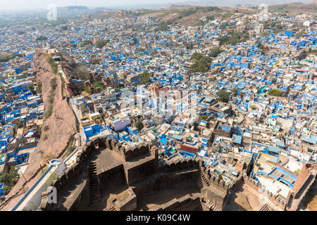 Von oben, Bild von Mehrangarh Fort der Stadt Jodhpur mit vielen blauen Häusern. Jodhpur ist die blaue Stadt von Rajasthan in Indien. Stockfoto