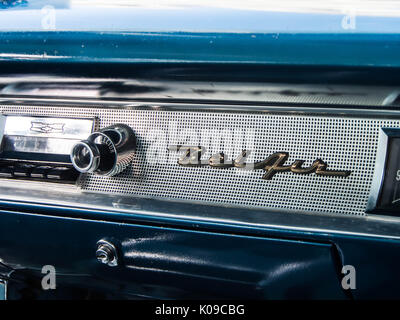 Das Radio in die Vorderseite des 1957 Chevrolet Bel Air Limousine mit vier Türen Stockfoto