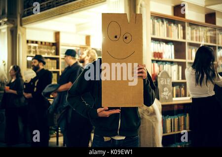 Ein Student gezeigt, die bis die Planke aus der Fernsehsendung 'Ed, Ed, n Eddy'; Partygänger im Hintergrund mit der Bibliothek Stacks, Halloween in Peabody, 31. Oktober 2015 gezeigt. Mit freundlicher Genehmigung von Eric Chen. Stockfoto