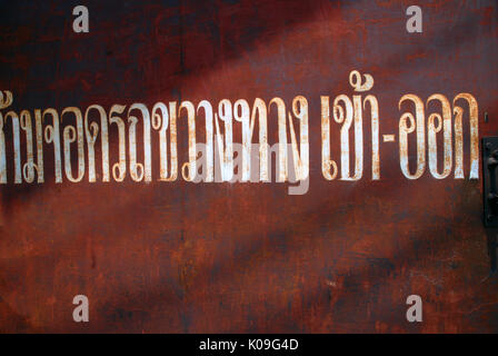 Thai-Schrift an rostiger Tür, Udon Thani, Thailand. Stockfoto