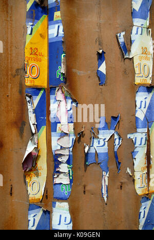 Poster Peeling am Garagentor, Udon Thani, Thailand. Stockfoto